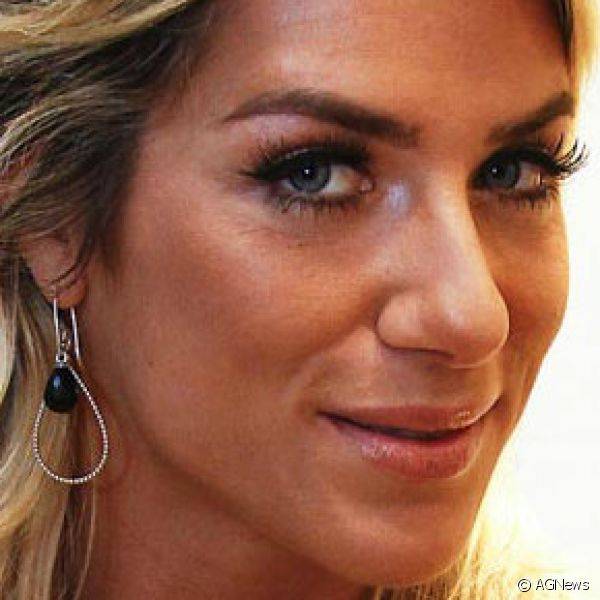 Com pele iluminada e bronzeada, Giovanna Ewbank realçou os olhos com cílios alongados para participar de inauguração de loja em Porto Alegre